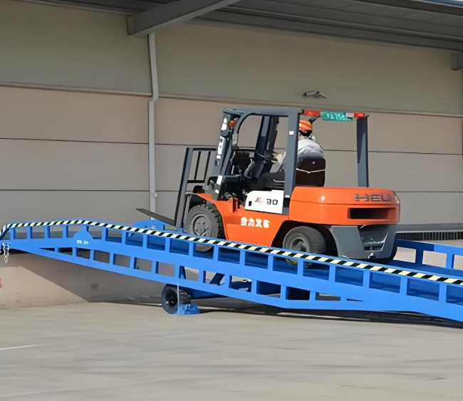 辉南移动式卸货平台（叉车用）